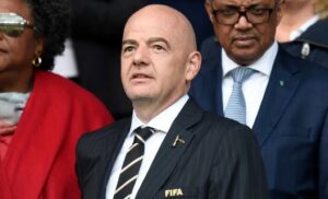 La ministra degli interni tedesca con la fascia ‘One Love’ insieme a Infantino. La foto che farà discutere