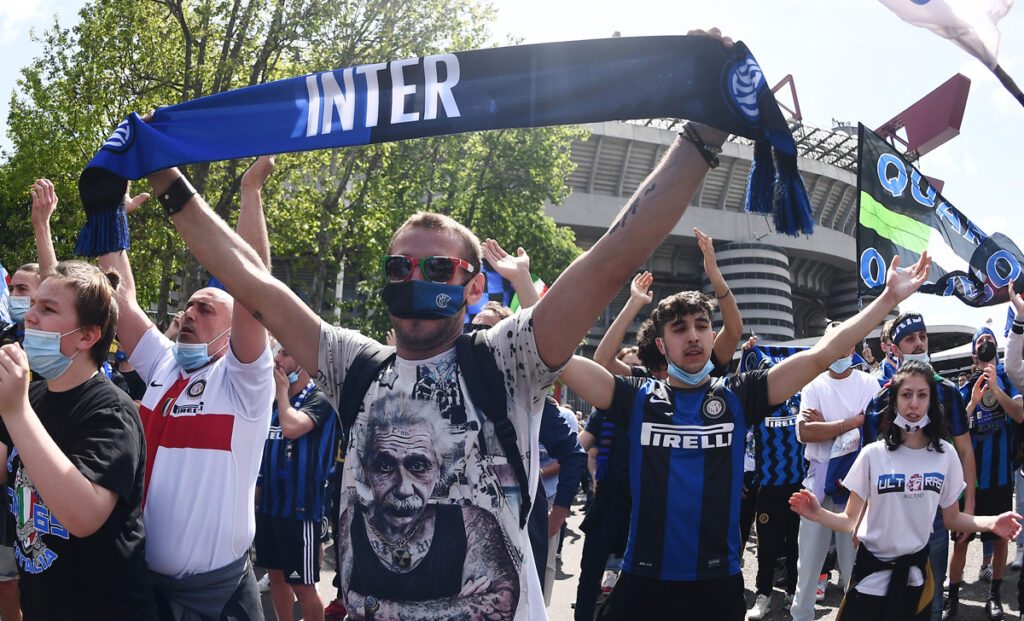 Festa scudetto Inter: le immagini più belle dei tifosi fuori da San Siro - FOTO 55 Tifosi Inter 1 1