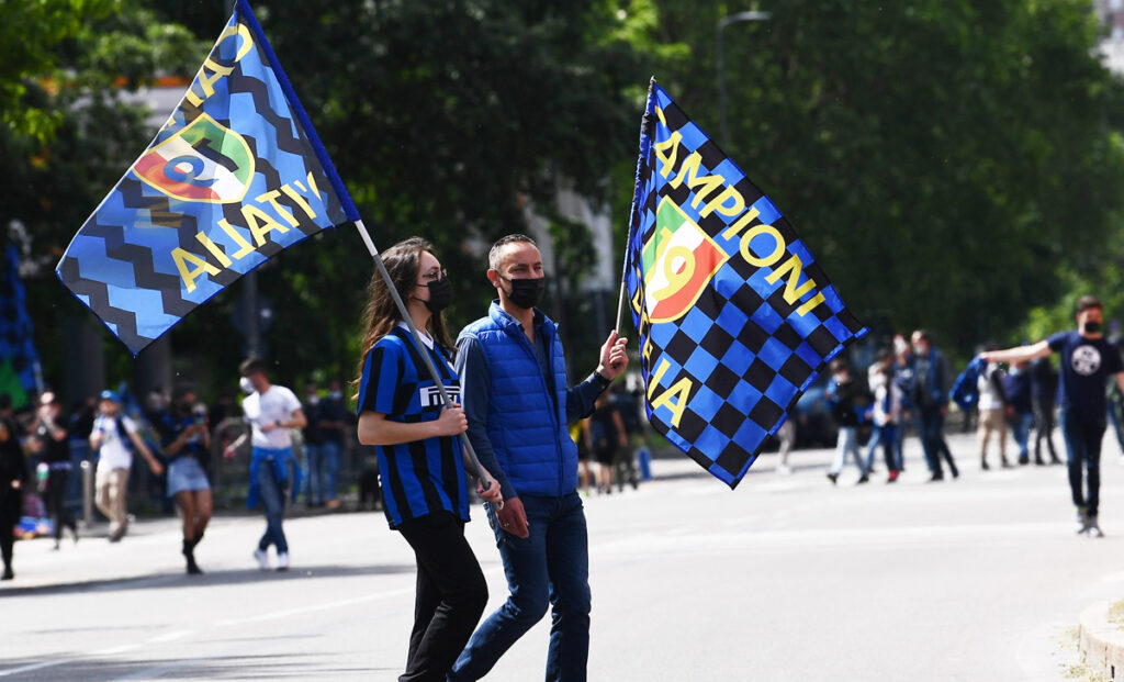 Festa scudetto Inter: le immagini più belle dei tifosi fuori da San Siro - FOTO 53 Tifosi Inter 1 2