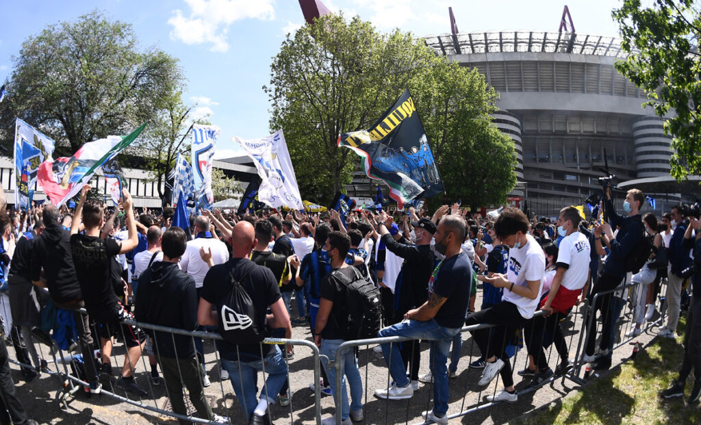 Festa scudetto Inter: le immagini più belle dei tifosi fuori da San Siro - FOTO 56 Tifosi Inter 2