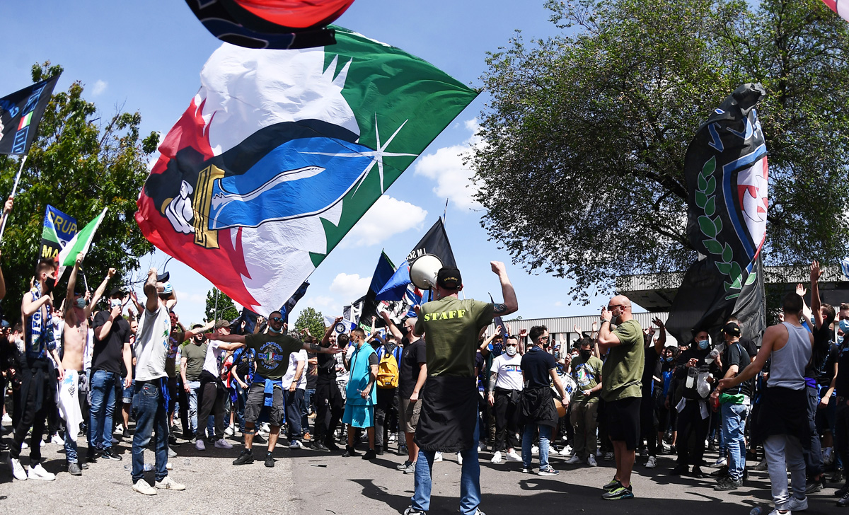 Festa scudetto Inter: le immagini più belle dei tifosi fuori da San Siro - FOTO 48 Tifosi Inter 3