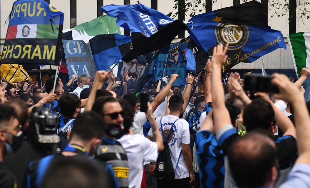 Festa scudetto Inter: le immagini più belle dei tifosi fuori da San Siro - FOTO 57 Tifosi Inter 4