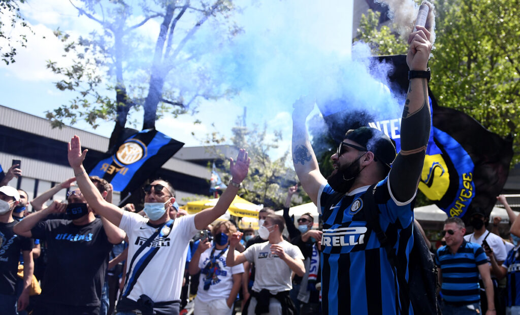 Festa scudetto Inter: le immagini più belle dei tifosi fuori da San Siro - FOTO 58 Tifosi Inter 5
