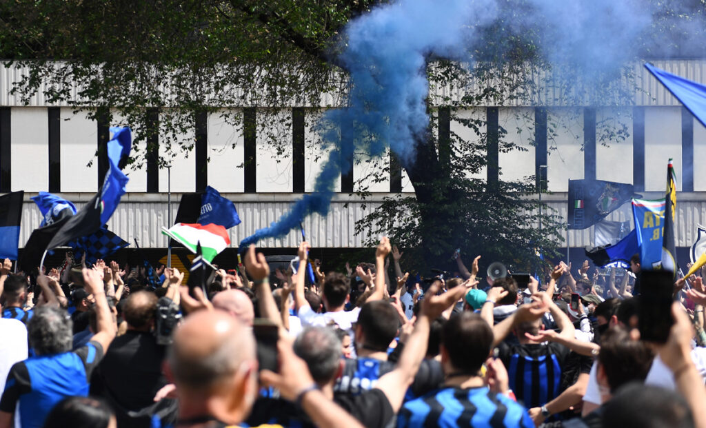 Festa scudetto Inter: le immagini più belle dei tifosi fuori da San Siro - FOTO 59 Tifosi Inter 6