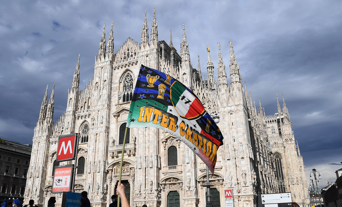Festa scudetto Inter, uno scenario preoccupa in Prefettura: si agirà così 26 Tifosi Inter Piazza Duomo 1