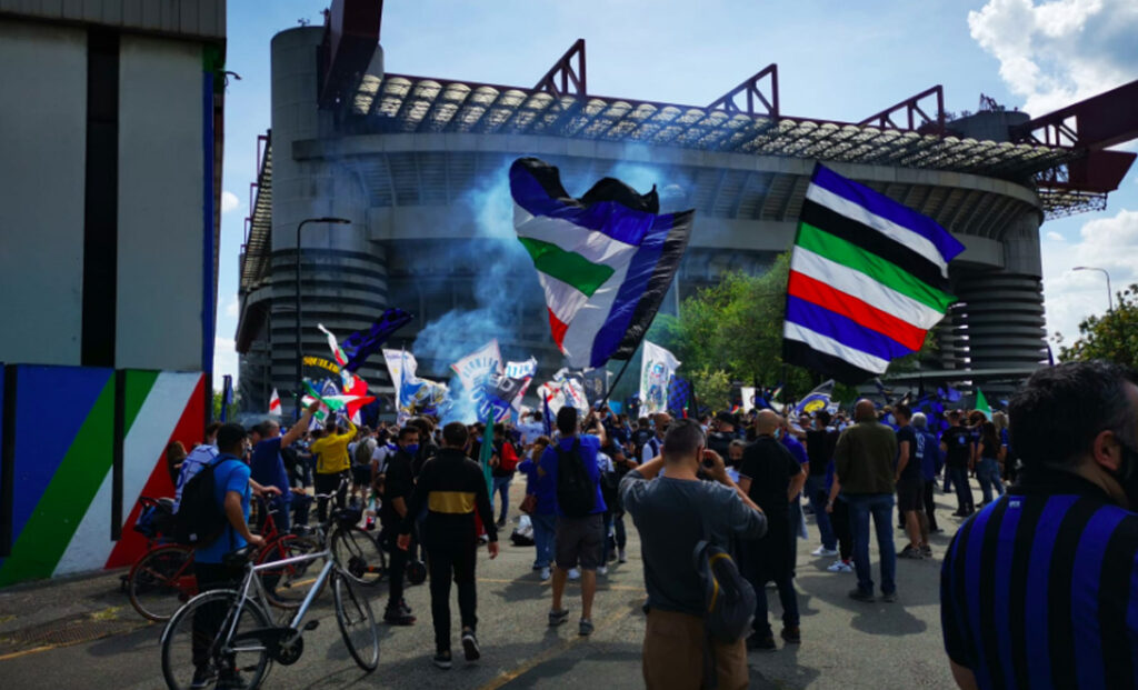 Festa scudetto Inter: le immagini più belle dei tifosi fuori da San Siro - FOTO 52 Tifosi Inter San Siro 1