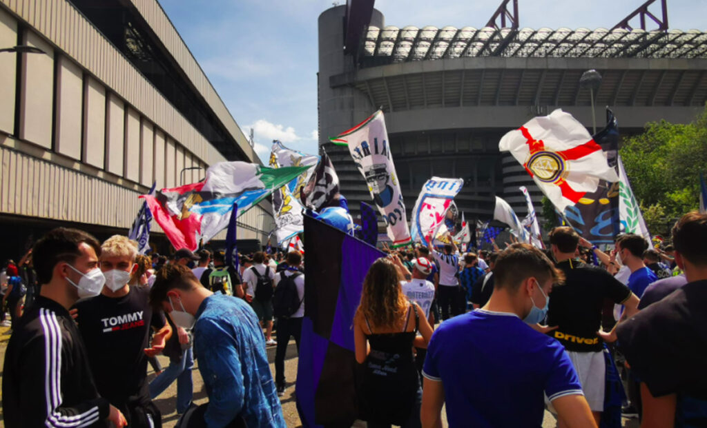 Festa scudetto Inter: le immagini più belle dei tifosi fuori da San Siro - FOTO 50 Tifosi Inter San Siro 2