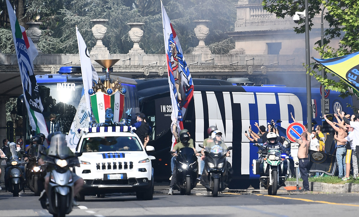 Pullman scoperti Inter: l'itinerario dei due mezzi nerazzurri per la festa scudetto 26 Tifosi Inter pullman 1