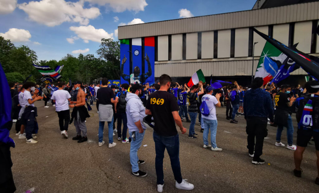 Festa scudetto Inter: le immagini più belle dei tifosi fuori da San Siro - FOTO 49 Tifosi inter 8
