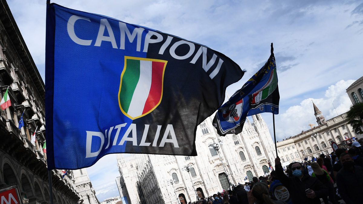 Tifosi inter scudetto piazza Duomo
