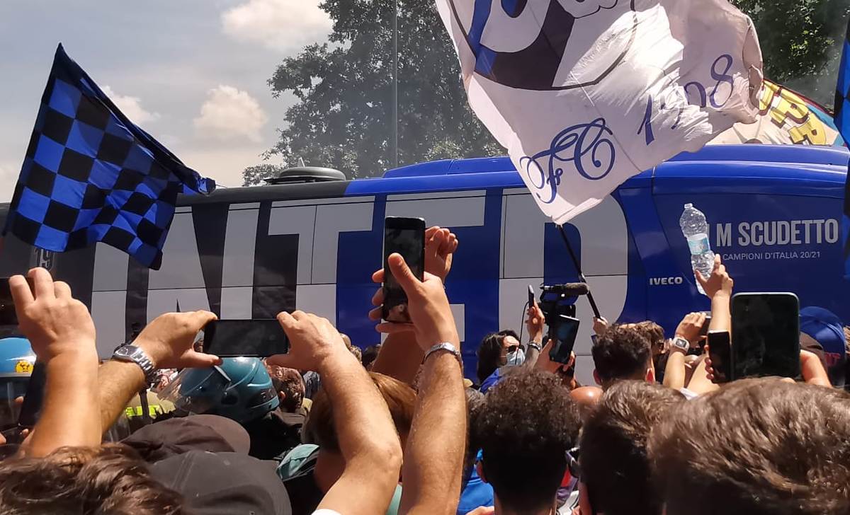 Inter Udinese, arriva il pullman nerazzurro: tifosi impazziti - VIDEO 26 bus