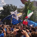 Festa scudetto Inter: le celebrazioni dei tifosi fuori da San Siro - FOTO e VIDEO 33 festa 1