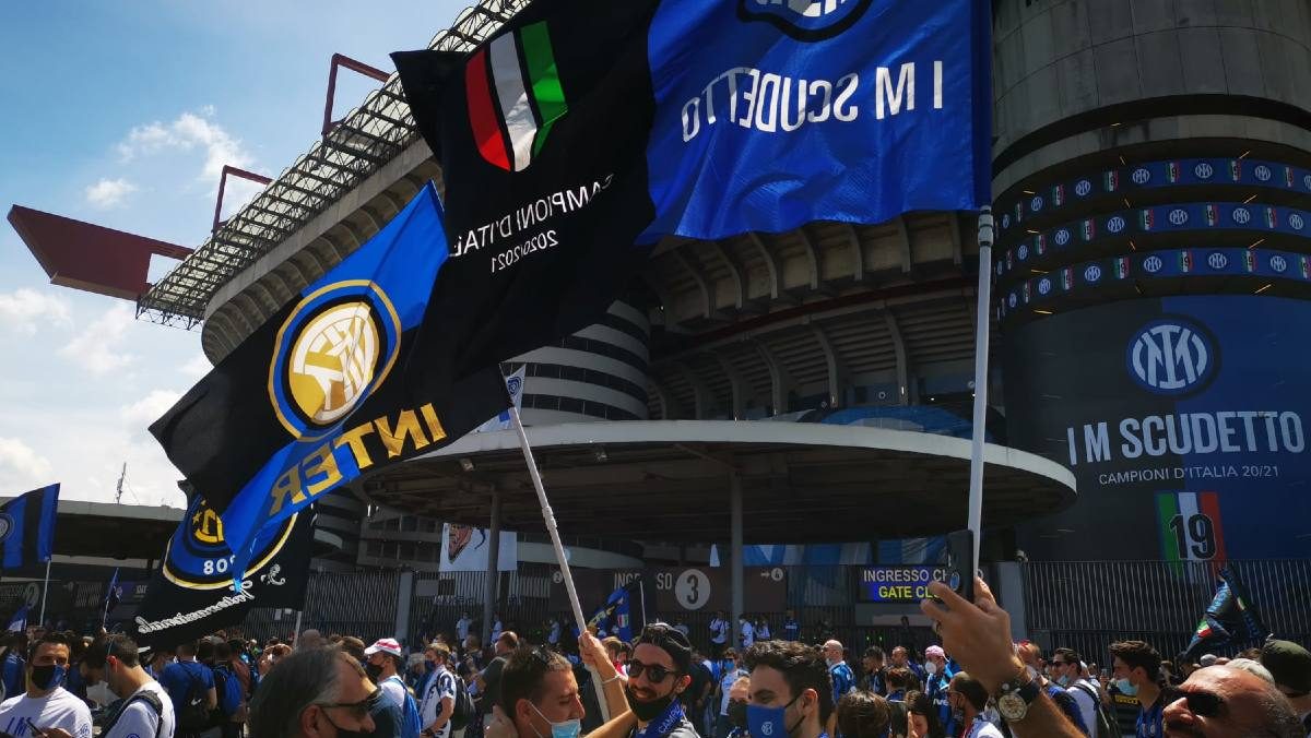 Festa scudetto Inter: le celebrazioni dei tifosi fuori da San Siro - FOTO e VIDEO 26 festa scudetto