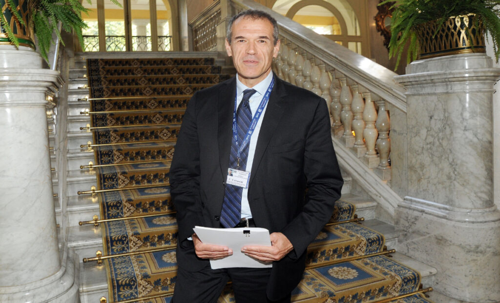 Cottarelli su Twitter ringrazia: «Grazie a tutti quelli che hanno risposto» 1 Cottarelli AND 9094