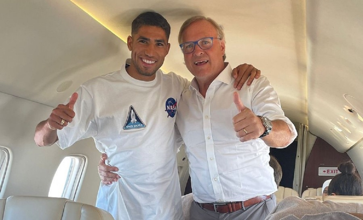Hakimi in volo verso Parigi, la foto con l'agente Camano 26 Hakimi Camano