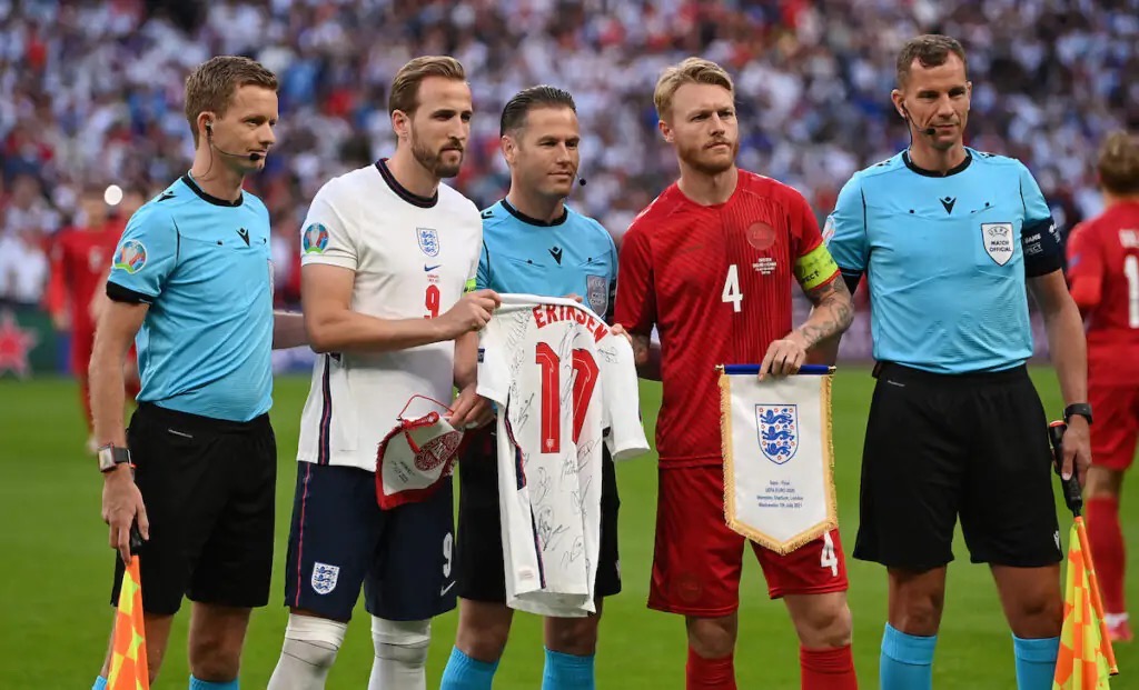 Inghilterra Danimarca, l'omaggio a Eriksen prima del calcio d'inizio 26 photo 2021 07 07 22.22.28