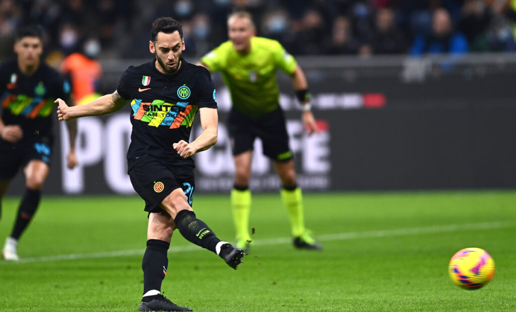 Calhanoglu a DAZN: «Siamo una squadra forte. Pressioni? Sono sempre sicuro quando calcio» 1 Gol Calhanoglu