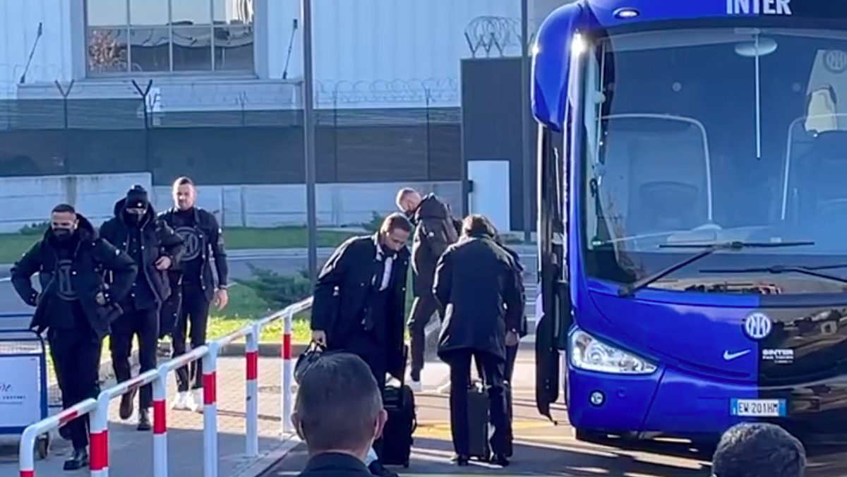 Inter, la squadra è partita in direzione Madrid: ci sono De Vrij, Lautaro e Kolarov 26 Pullman Inter partenza