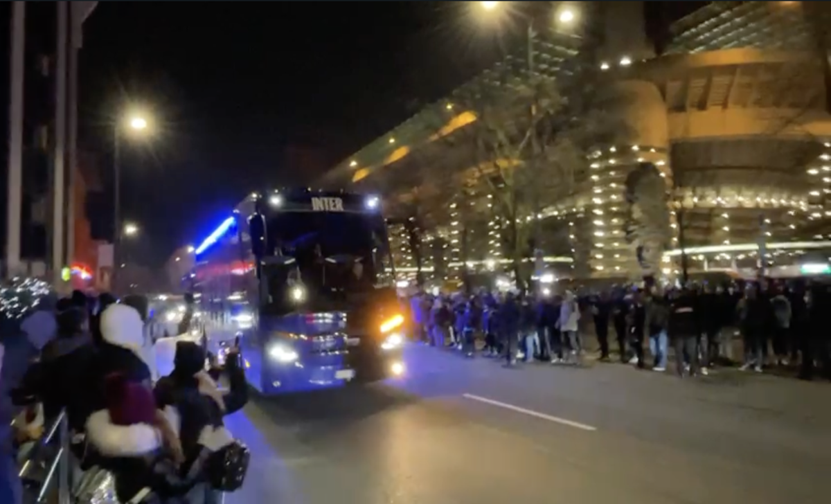 Inter Cagliari, il pullman dei nerazzurri è arrivato a San Siro - VIDEO 26 Schermata 2021 12 12 alle 19.27