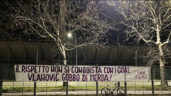Striscione Fiorentina tifosi Vlahovic