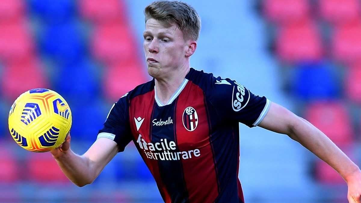 Bologna, ufficiale il rinnovo di Schouten: il centrocampista piaceva anche all'Inter 26 Schouten MG5 4586