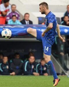 Brozovic ingabbiato dalla difesa del Marocco. Un 6 striminzito per il centrocampista dell’Inter