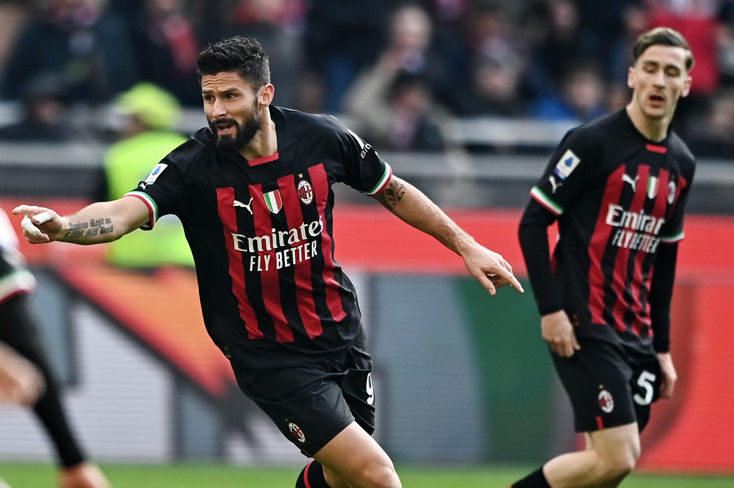 Milan, contestazione a metà dei tifosi: «Ora vogliamo 11 leoni con l'Inter» 26 esult gol Guiroud MG8 0411