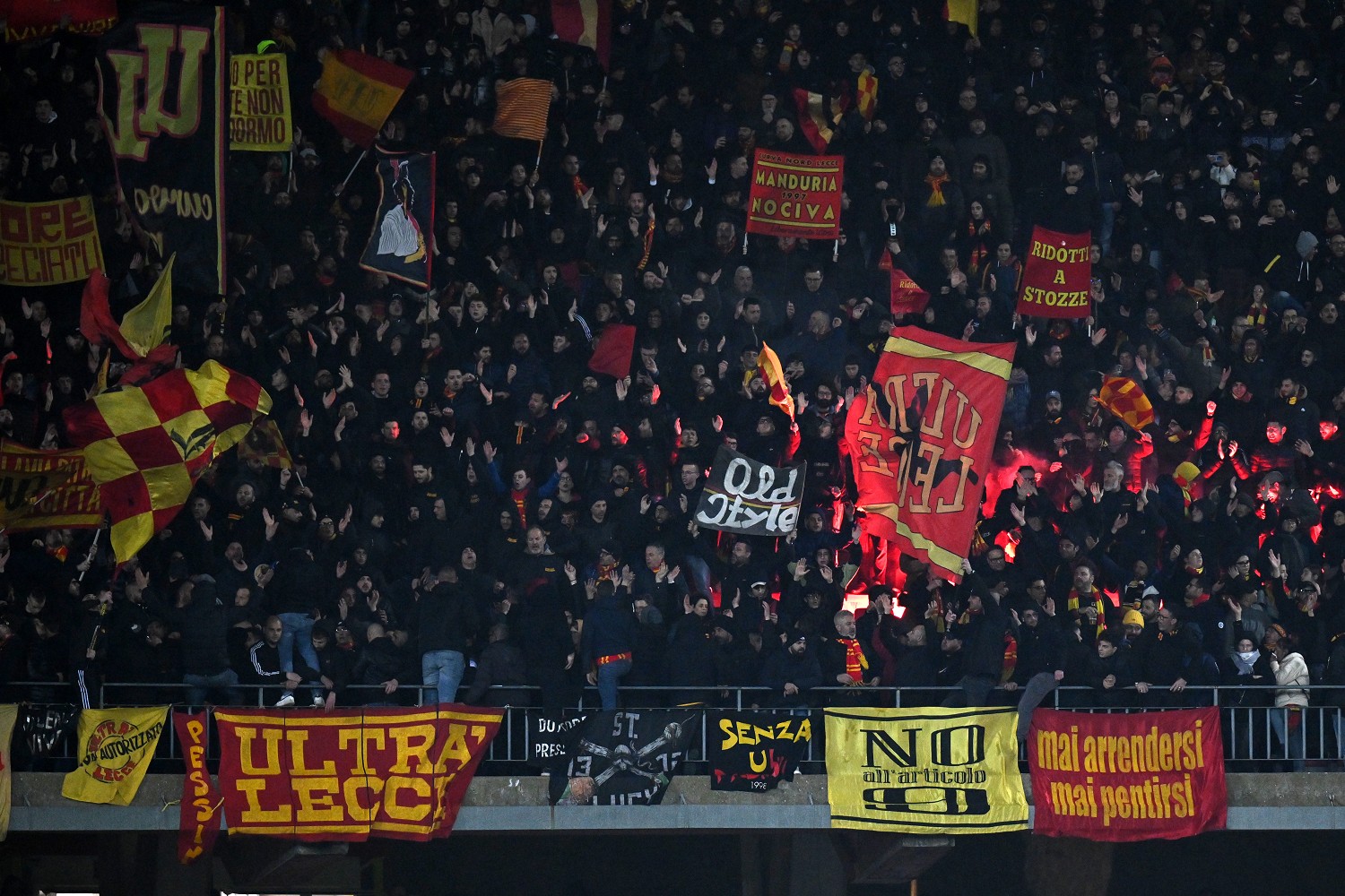 A San Siro invasione dei tifosi giallorossi per Inter Lecce 26 tifosi Lecce ICA 0839