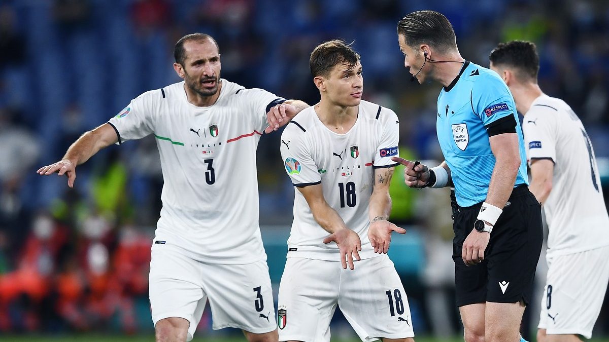 Chiellini sugli italiani: «Bastoni una conferma, Barella è cresciuto tanto» 26 Chiellini Barella