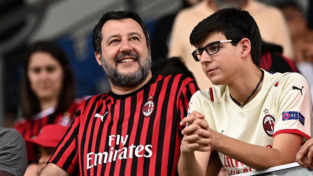 Matteo Salvini esulta per la vittoria nel derby: ecco il particolare sfottò ai danni dei tifosi interisti 1 Salvini MG8 2491