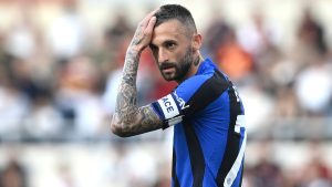 Brozovic nella festa Scudetto dell’Inter: Barella indossa la sua maglia sul pullman – FOTO