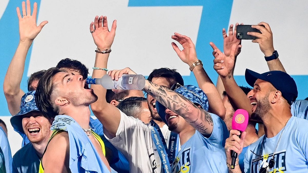 Grealish scatenato dopo la vittoria. Il padre: «Ha speso 55 mila euro in alcolici» 26 Grealish City