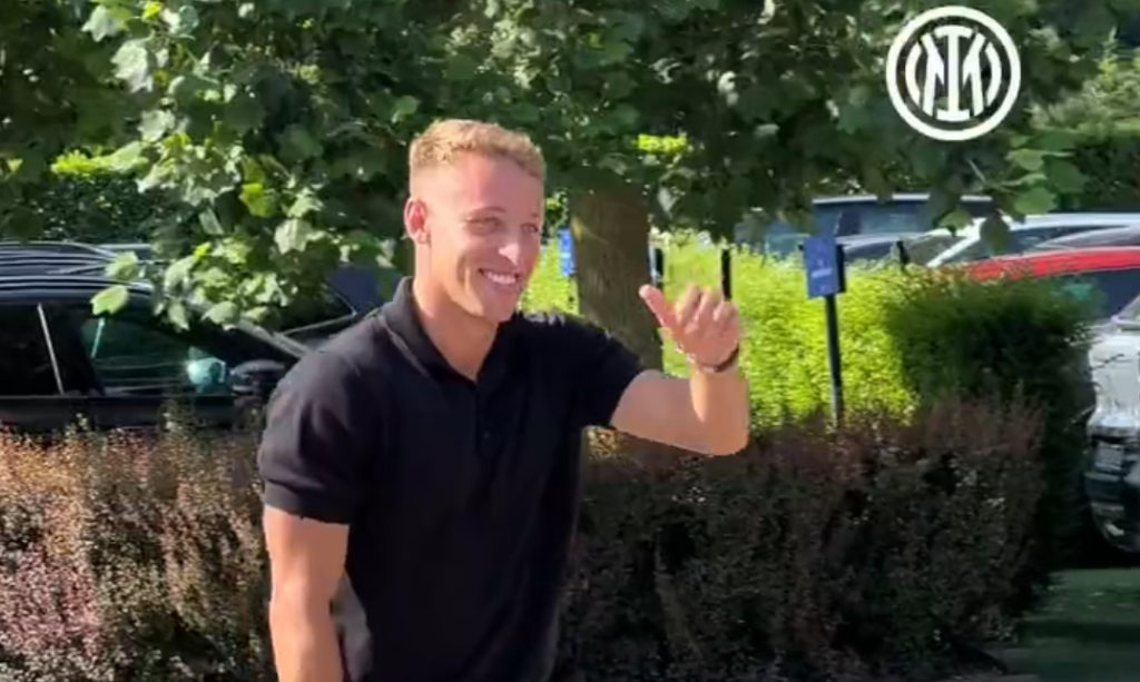 Davide Frattesi arriva al ritiro dell'Inter: enorme sorriso - VIDEO 1 Frattesi arrivo ritiro Inter