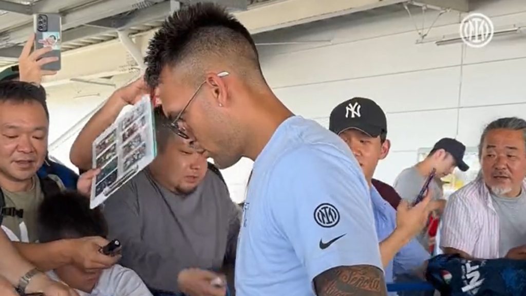 Tournée Inter, Lautaro sommerso dai tifosi per gli autografi al suo arrivo - VIDEO 1 Lautaro
