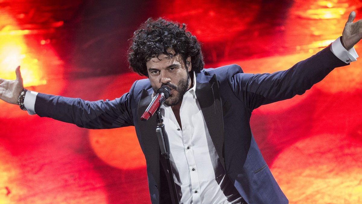 Sanremo, gag interista tra Amadeus e Renga: e quel portafortuna in regalo... 26 Francesco Renga