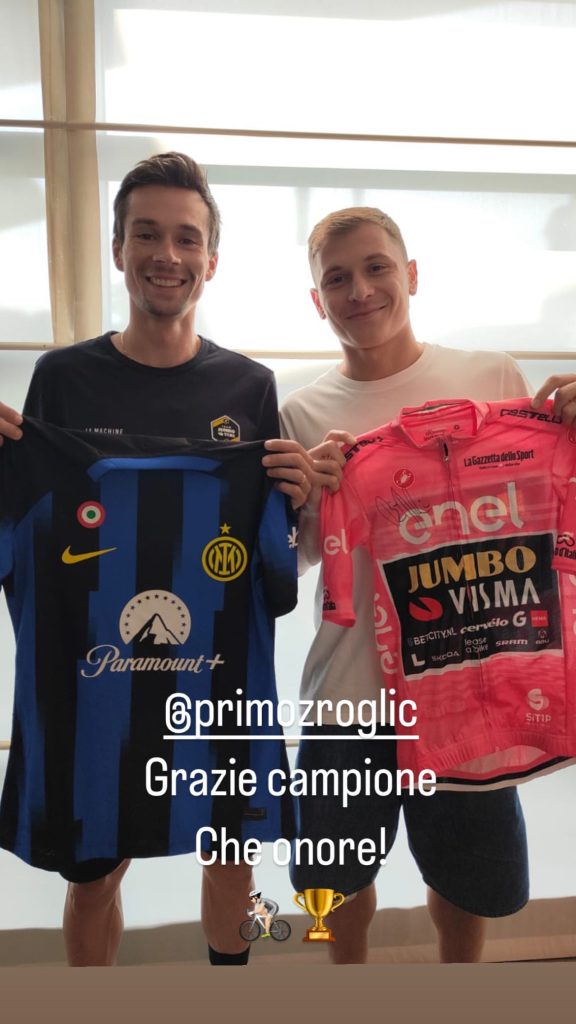 Barella e Roglic, scambio di maglie e sorrisi con il ciclista - FOTO 27 386134138 620789703464904 3726698285929869906 n
