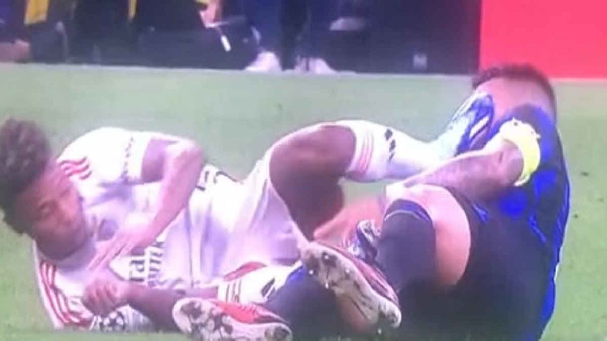 Lautaro colpito al volto da Neres: l'arbitro lascia correre e ammonisce l'argentino 26 Lautaro 1