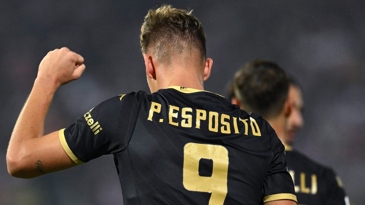 Pio Esposito nella squadra della settimana in Serie B - FOTO 26 esult gol Esposito ICB 4917 e1698159242996