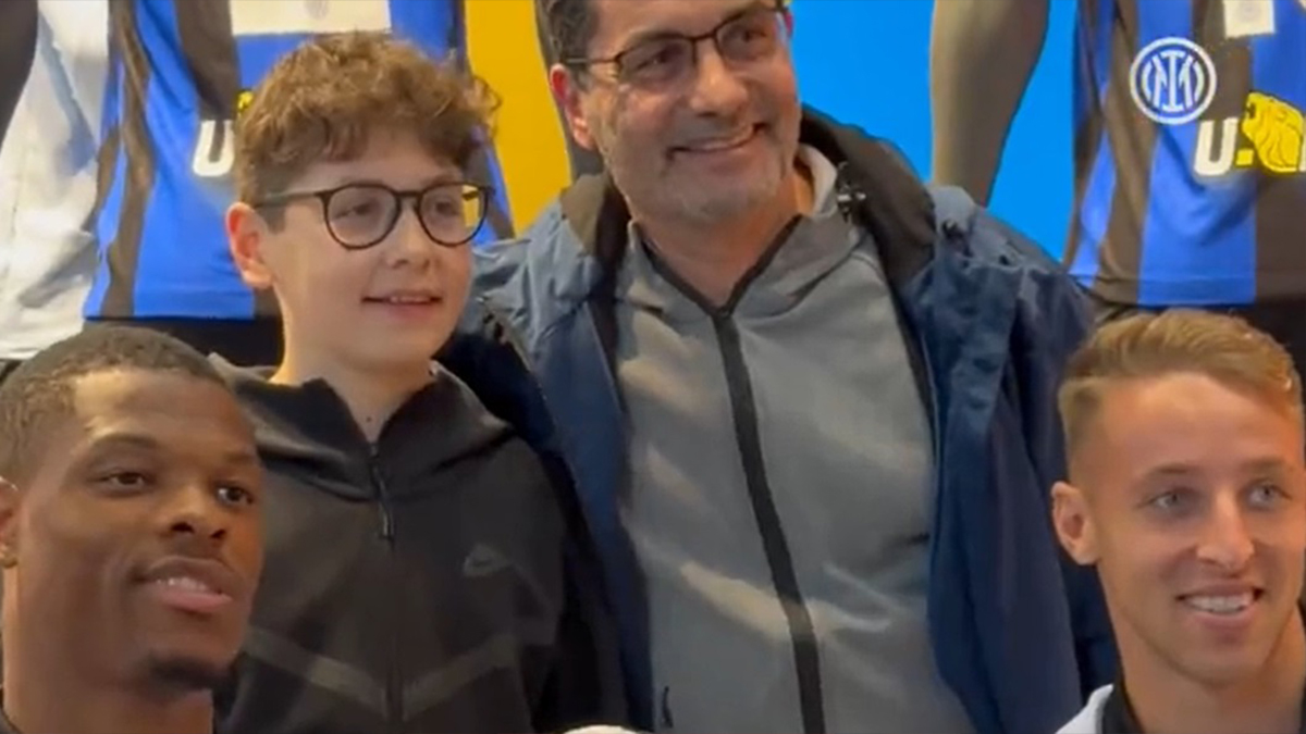 Frattesi e Dumfries incontrano i tifosi: pomeriggio all'Inter Store - VIDEO 26 frattesi dumfries tifosi