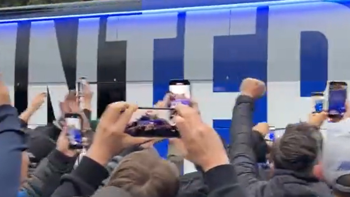 Inter Roma, l'arrivo del pullman nerazzurro accolto dai tifosi - VIDEO 26 pullman inter roma