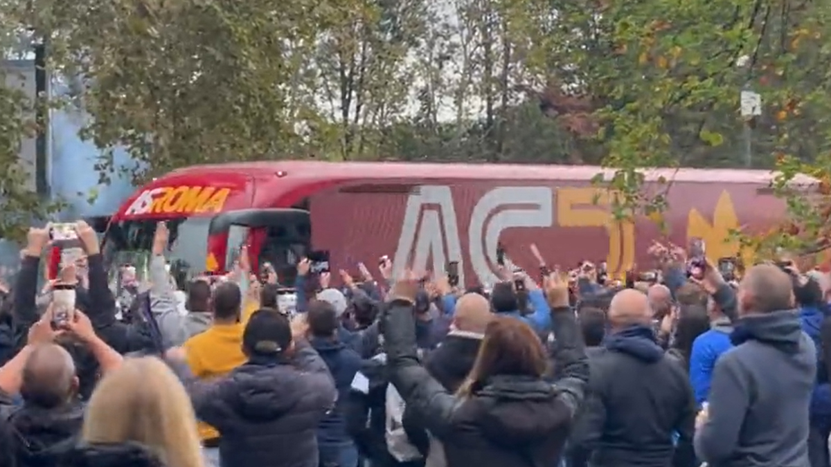 Inter Roma, subito cori e fischi all'arrivo del pullman giallorosso - VIDEO 26 pullman roma inter san siro