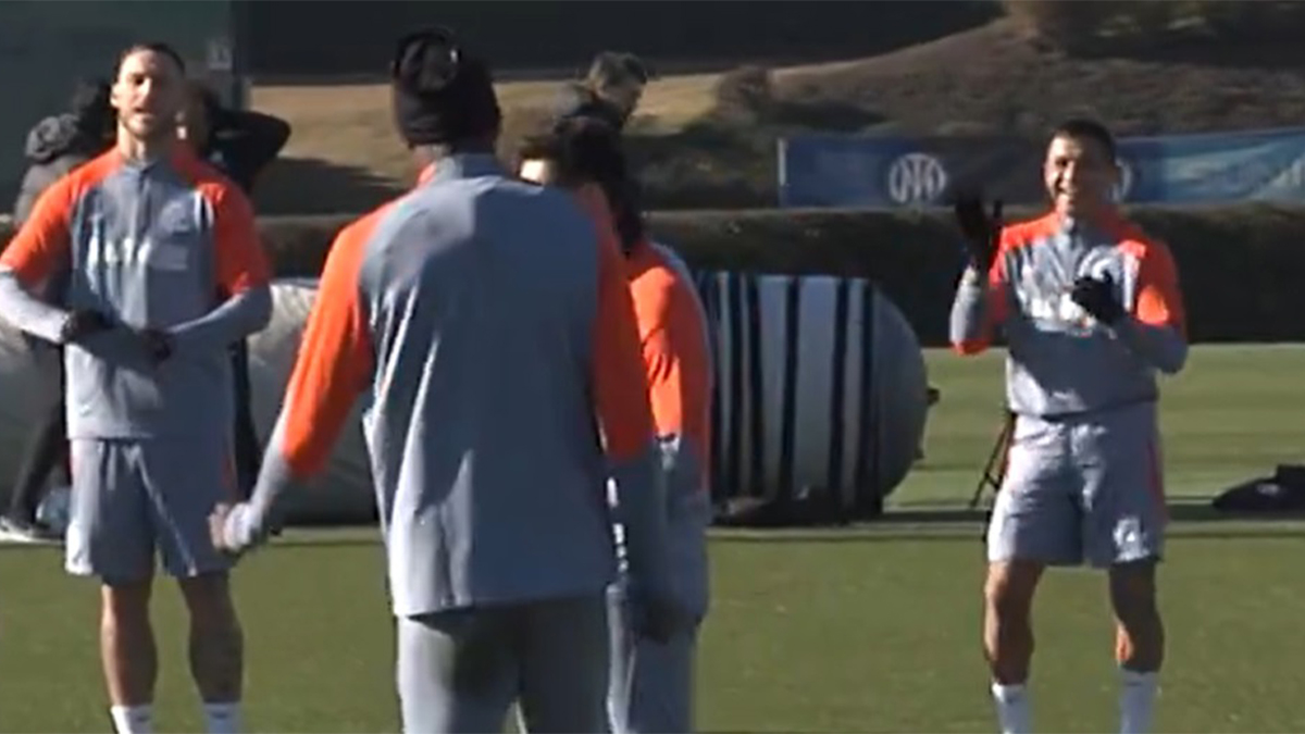 Allenamento Inter, Thuram e Arnautovic scherzano con Calhanoglu e parte il coro - VIDEO 26 allenamento inter scherzo Calha