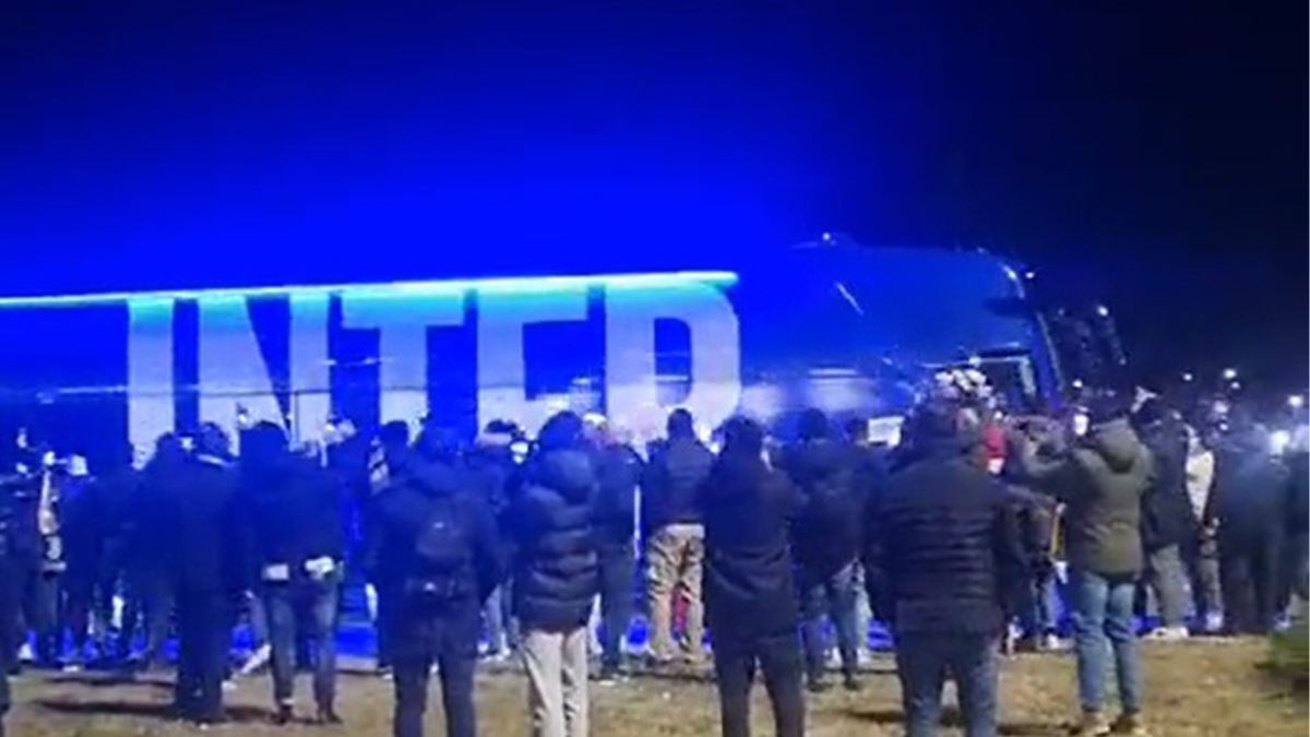 L'Inter arriva all'Allianz, l'accoglienza dei tifosi - VIDEO 26 pullman juve inter
