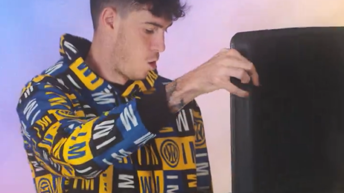 Inter, il terzo episodio di Christmas In The Making con Bastoni e la valigetta misteriosa -VIDEO 26 Bastoni Inter Natale