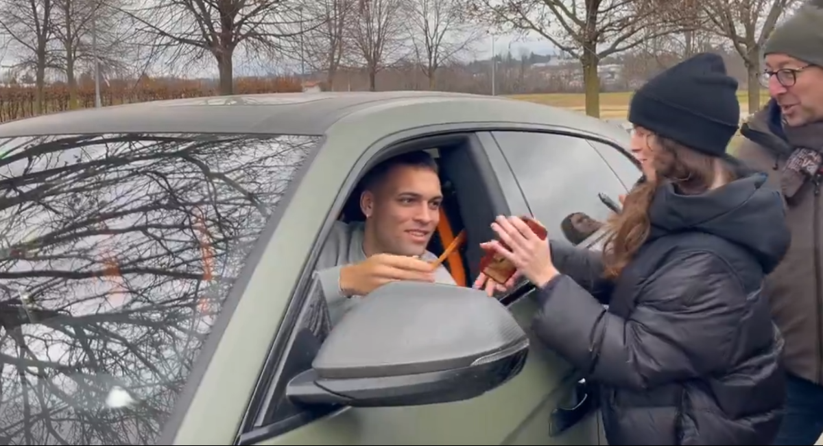 Lautaro alle prese con selfie e autografi fuori da Appiano - VIDEO 26 Lautaro Appiano