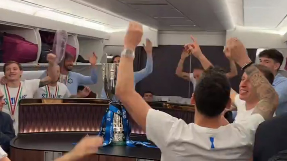 Inter, la festa SFRENATA sull'aereo con la Supercoppa Italiana appena vinta - VIDEO 26 inter Supercoppa