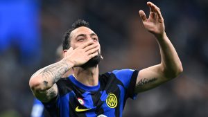 Inter, Calhanoglu diventa insegnante: l’alunno è questo nerazzurro – FOTO