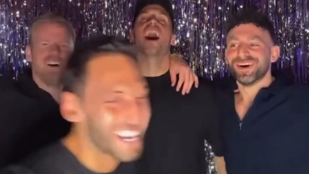 Calhanoglu, il coro di Klaassen e Arnautovic diventa virale! - VIDEO 26 Compleanno Calhanoglu