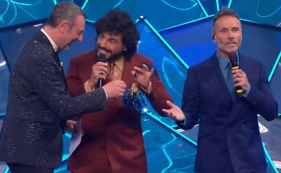 Sanremo, gag interista tra Amadeus e Renga: e quel portafortuna in regalo... 27 Renga Amadeus Sanremo