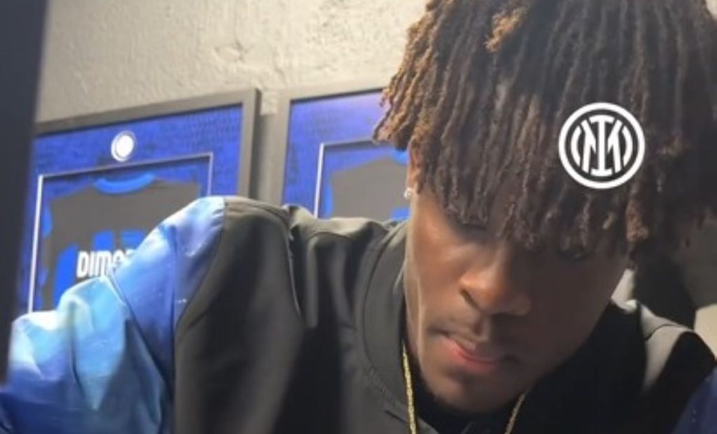 Bisseck crea la sua maglia nerazzurra! Il VIDEO spopola sul web 1 Bisseck
